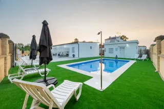 Parcela con 3 casas con piscina compartia,carmona