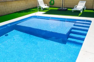 Parcela con 3 casas con piscina compartia,carmona