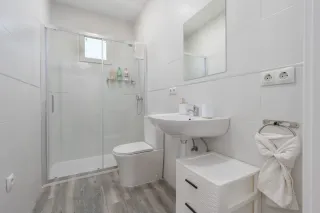 Parcela con 3 casas con piscina compartia,carmona