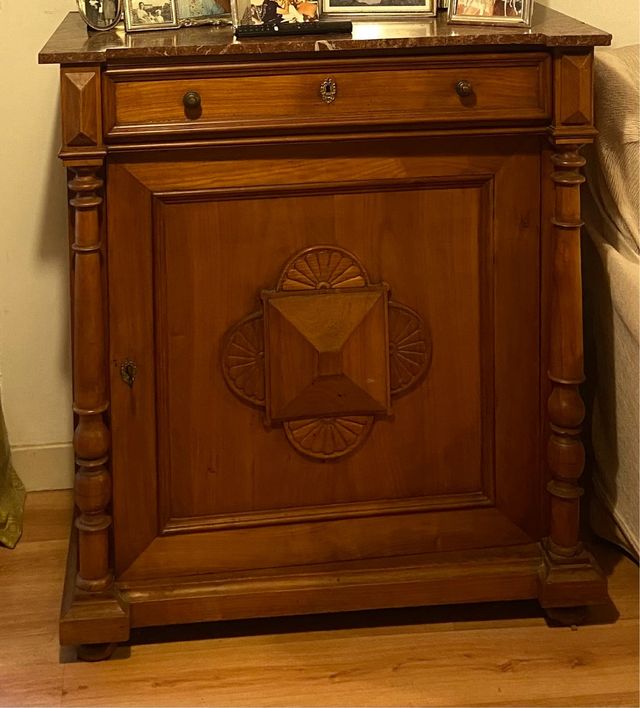 Cómoda de madera con encimera de mármol rojo