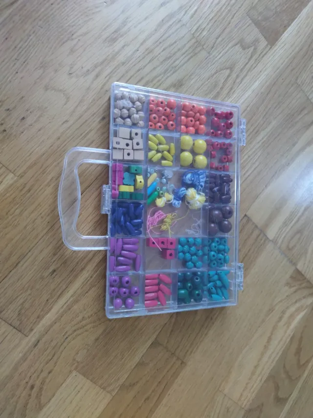 Estuche con cuentas y cuerdas para bisutería