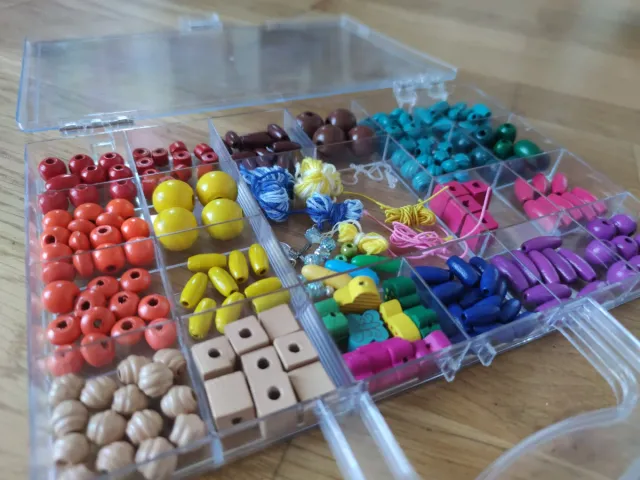 Estuche con cuentas y cuerdas para bisutería