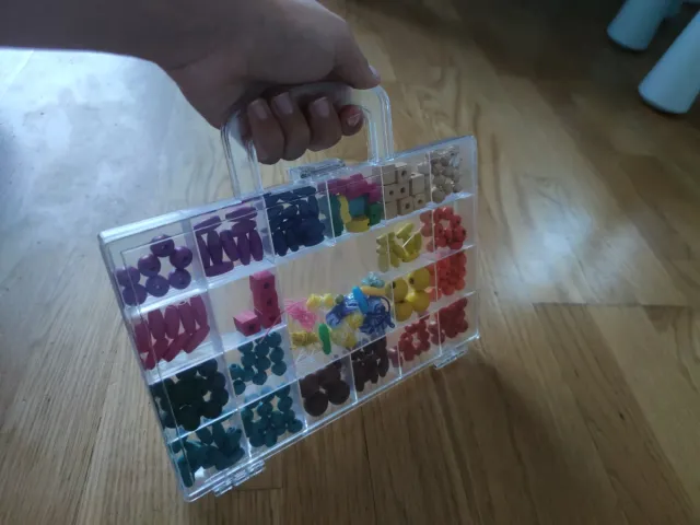 Estuche con cuentas y cuerdas para bisutería