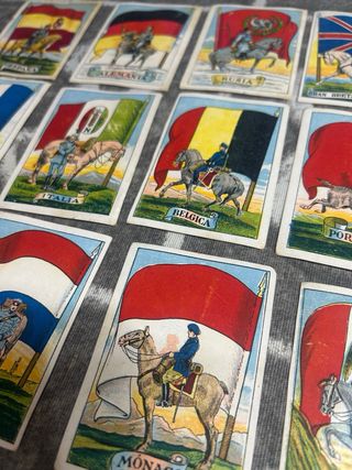 Cromos antiguos de banderas y soldados años 20