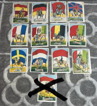 Cromos antiguos de banderas y soldados años 20