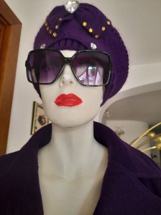 Cappello berretto viola con strass