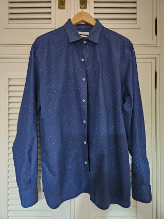 Camisa Mango Slim Fit Azul Marino XL. Topos blanco