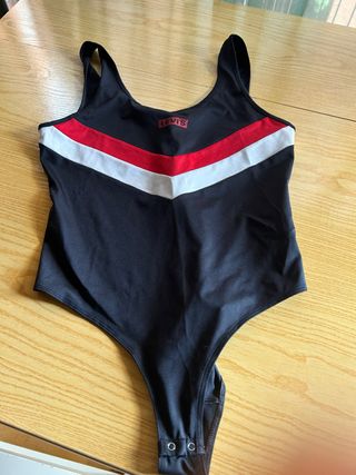 Body Levis Negro con Rayas Rojas y Blancas