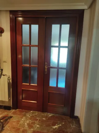   Puertas de madera con y sin cristal.
