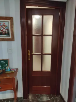   Puertas de madera con y sin cristal.
