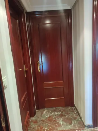   Puertas de madera con y sin cristal.

