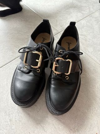 Zapatos Stradivarius negros con hebilla