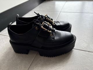 Zapatos Stradivarius negros con hebilla