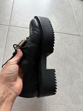 Zapatos Stradivarius negros con hebilla