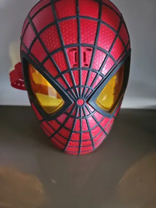 Máscara Spiderman Roja y Negra, con luz y sonido.