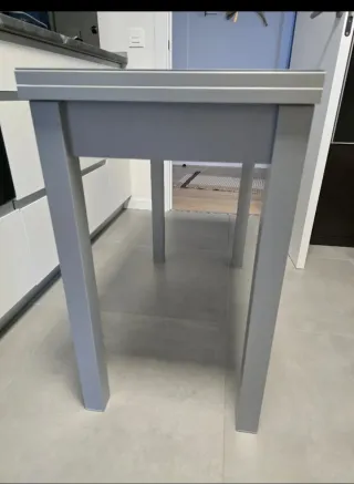 Mesa de cocina gris madera y cristal
