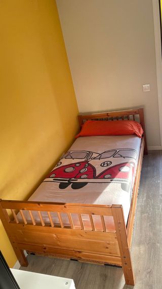 Cama individual de madera con cajones