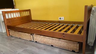 Cama individual de madera con cajones