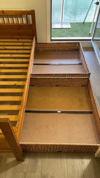 Cama individual de madera con cajones