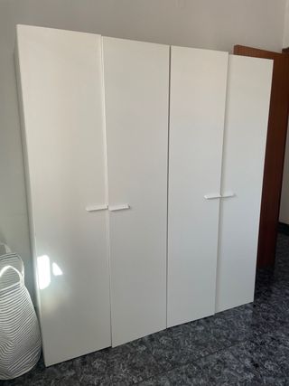 Armario blanco de madera