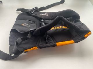 Mochila Quechua montaña naranja y negra