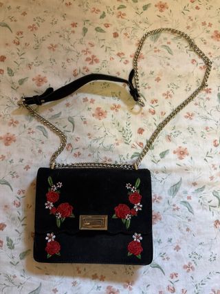 Bolso negro con flores rojas bordadas