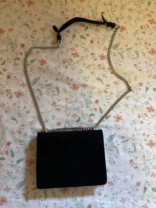 Bolso negro con flores rojas bordadas