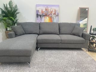 Elegante sofa chaise longue con patas metalicas 