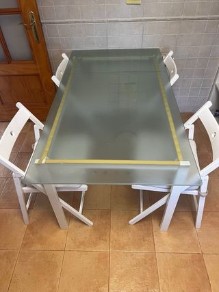Mesa de cocina con 4 sillas blancas