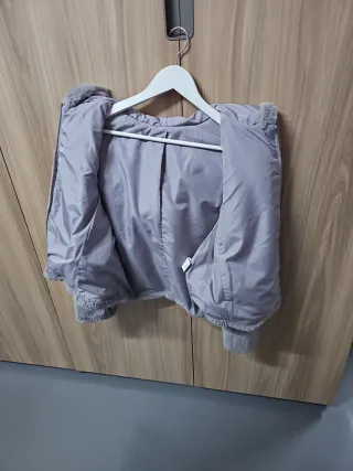 Chaqueta gris peluda con capucha
