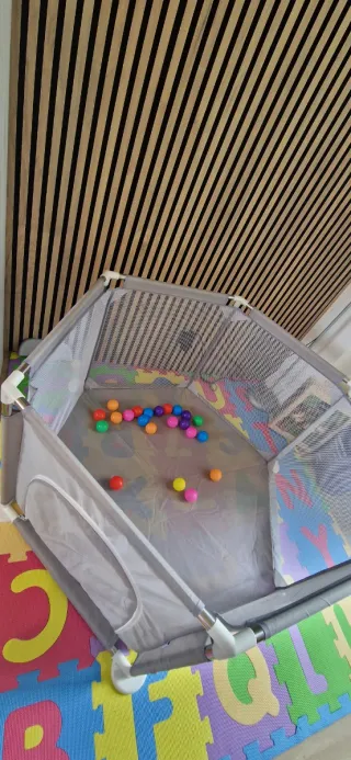 Parque infantil con pelotas
