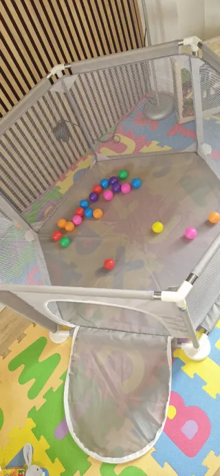 Parque infantil con pelotas