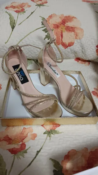 Tacones dorados con pedrería