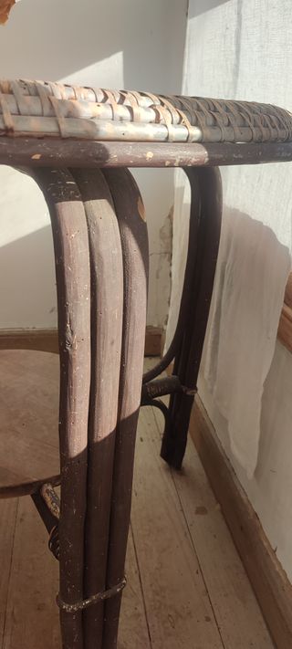 Mesa redonda de mimbre y madera