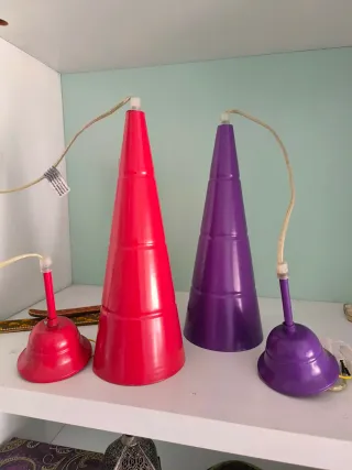 Lámparas de techo cono morado y rojo