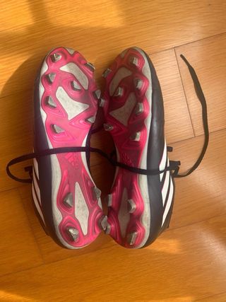 Zapatillas de fútbol Adidas negras y rosas. 
