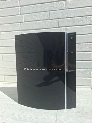 Consola PlayStation 3 con 2 mandos y 4 juegos
