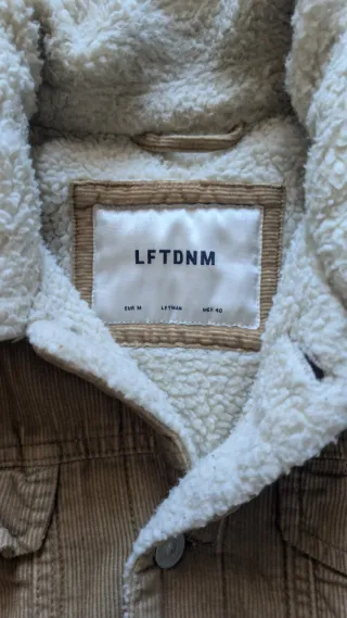 2 Chaquetas Beige y negra Talla M
Estilo levis
