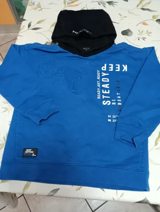 Felpa blu con cappuccio e scritte