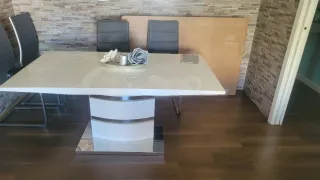 Mesa de comedor blanca moderna