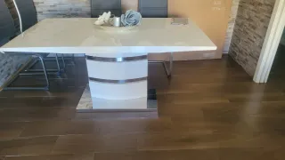 Mesa de comedor blanca moderna
