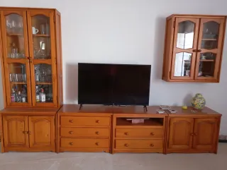 Mueble de salón madera y mesa con sillas