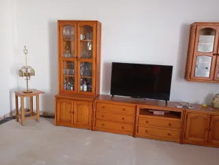 Mueble de salón madera y mesa con sillas