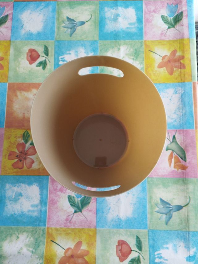 Cubo/Papelera de plástico con asas