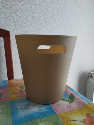Cubo/Papelera de plástico con asas