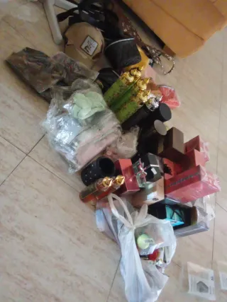 Lote de Perfumes y Cosméticos
Ropa