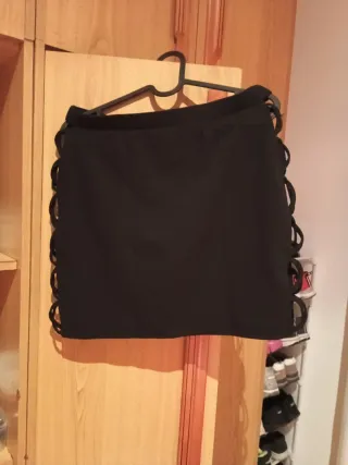 Falda corta negra poliéster