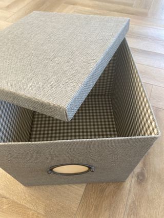 Caja de tela gris con etiqueta