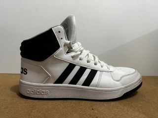 Scarpe Adidas alte bianche e nere