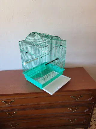 Jaula para pájaros verde y blanca